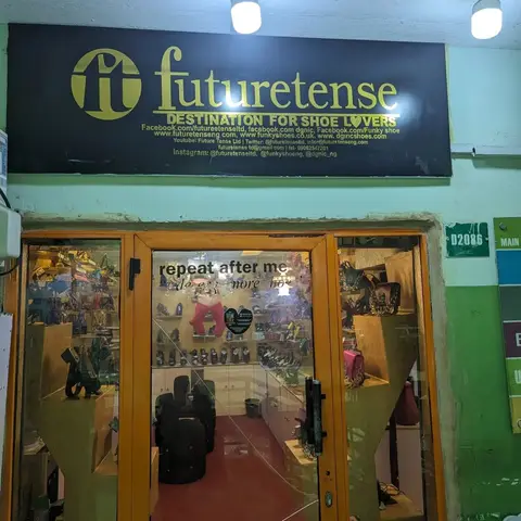 Shoe and bag shop front (D2086) at Tejuosho Market, Yaba
